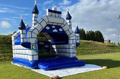 springkussen voor grijze gebouw