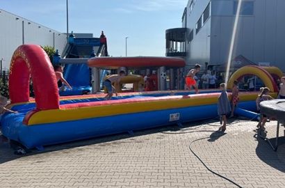 Buikschuifbaan met water op een warme zomerse dag