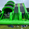 Groot groen-zwart Basejump & Slide springkussen met dubbele hoge glijbaan, ideaal voor verhuur op evenementen en kinderfeesten.