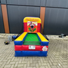 Opblaasbaar clown ballen gooi spel met felgekleurde banen en grote clownskop aan de achterwand.