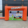 Gaten Goal Schieten Vooraanzicht Opblaasbaar gaten goal schieten spel in oranje kleur met doelgaten, geschikt voor sportieve evenementen en voetbalactiviteiten.