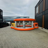 Opblaasbare Panna Voetbal Arena in oranje en grijs, gezien vanaf de voorkant, ideaal voor sportieve verhuur en panna-wedstrijden.