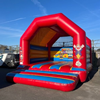 Rood circus springkussen met overkapping en kleurrijke springvloer, ideaal voor verhuur op kinderfeestjes en evenementen.