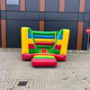 Klein rood-geel-groen feest springkussen met kleurrijke vlakken, ideaal voor verhuur bij kinderfeestjes thuis of op kleine locaties.