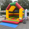 Kleurrijk rood-geel-groen springkussen met overkapping, ideaal voor verhuur op kinderfeestjes en buurtactiviteiten.