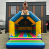 Springkussen Hond – vrolijk overdekt springkussen met hondenthema Kleurrijk springkussen met overkapping en grote hond op het dak, voorzien van pawprint-decoratie, perfect voor verhuur op kinderfeestjes.