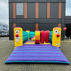 Springkussen Playbounce – vrolijk speelspringkussen met obstakels Kleurrijk Playbounce springkussen met lachende figuren en zachte obstakels, perfect voor verhuur op kinderfeestjes en speeldagen.