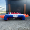 Opblaasbaar zweefbal spel in rood, blauw en wit met meerdere luchtkegels, gezien van voren.