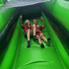 Grote Basejump & Slide springkussen – spectaculaire dubbele glijbaan Groot groen-zwart Basejump & Slide springkussen met dubbele hoge glijbaan, ideaal voor verhuur op evenementen en kinderfeesten.