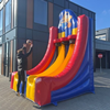 Basketbal Groot – Opblaasbare basketbal attractie Opblaasbare Basketbal Groot attractie in rood, geel en blauw met drie basketballingen aan de bovenkant, geschikt voor sportieve evenementen en verhuur.