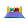 Springkussen Playbounce – vrolijk speelspringkussen met obstakels Kleurrijk Playbounce springkussen met lachende figuren en zachte obstakels, perfect voor verhuur op kinderfeestjes en speeldagen.