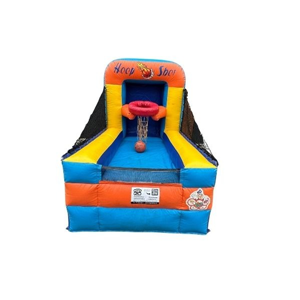 Opblaasbaar basketbalspel in blauw, oranje en geel met één basket en bal, gezien vanaf de voorkant.