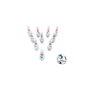 Set van tien witte bowlingkegels opgesteld in een driehoek met een voetbal ernaast om mee om te rollen.