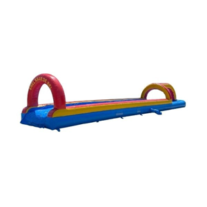 Lange opblaasbare buikschuifbaan van 15 meter met kleurrijke bogen en waterstrook.