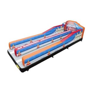 Overzicht van de opblaasbare Bungee Run Sterkste Man met twee banen en verkeerspionnen.