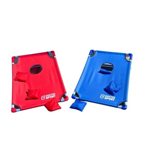 Twee cornhole speelplanken in rood en blauw met bijpassende zakjes, klaar voor gebruik.