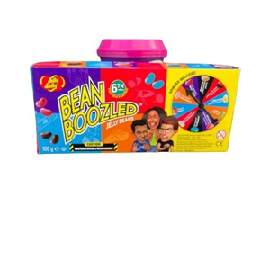 Verpakking van het Bean Boozled eetproef spel met kleurrijke opdruk, spinner en jelly beans, tegen een witte achtergrond.