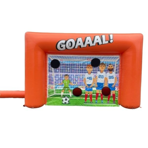 Opblaasbaar gaten goal schieten spel in oranje kleur met doelgaten, geschikt voor sportieve evenementen en voetbalactiviteiten.