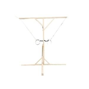 Houten standaard met twee metalen ringen aan touwtjes voor het haak-en-ring spel, vrijstaand op witte achtergrond.