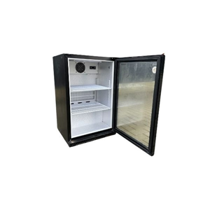 Zwarte één-deurs koeling met open glazen deur en twee witte roosters, geschikt voor drankjes op evenementen.