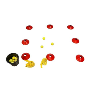 Opstelling van het kokosnoten rally spel met rode pionnen, gele tennisballen, een emmer met ballen en gele doeken om het spel te spelen.