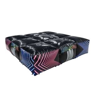 Opblaasbare hindernisblokken van de Lasergame Arena met zwart design en neon lijnen, geschikt voor binnen en buiten.