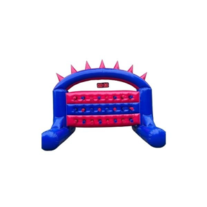 Opblaasbare blauw-rode reactiewand met lichtknoppen en timer, gebruikt als actief spel voor evenementen.