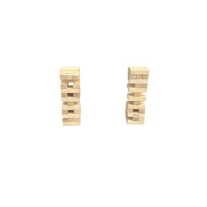 Twee torens van grote houten Jenga-blokken, rechtop gestapeld voor het reuze Jenga spel.