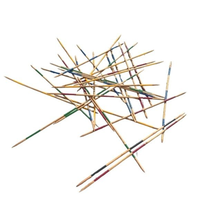 Grote mikado stokken van hout met gekleurde markeringen, verspreid in een stapel.