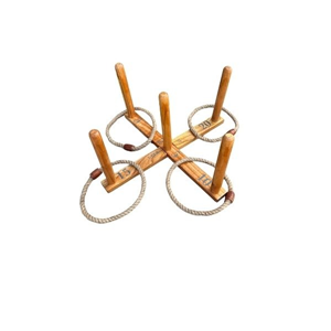 Houten ringwerp spel met vijf staanders en touwen ringen, voorzien van puntwaardes op het kruisframe.