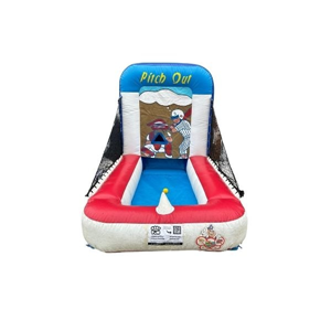 Opblaasbaar slagbal spel met rode, blauwe en witte kleuren, gezien van voren.