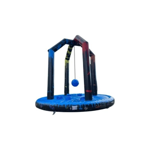 Grote ronde slingerbal attractie met vier pilaren, te huur bij Move For Fun.