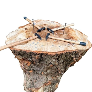 Houten boomstam met meerdere hamers en spijkers erop voor het Spijkerslaan spel, gefotografeerd van bovenaf.