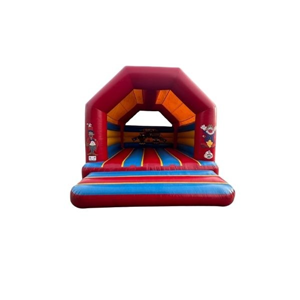 Rood circus springkussen met overkapping en kleurrijke springvloer, ideaal voor verhuur op kinderfeestjes en evenementen.