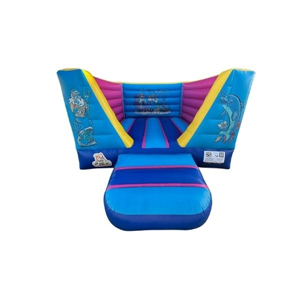 Blauw-paarse springkussen met dolfijnen, zeemeerminnen en oceaanthema, ideaal voor verhuur op kinderfeesten en zomerevenementen.