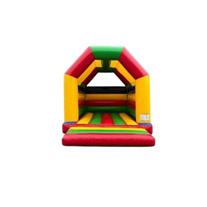 Kleurrijk rood-geel-groen springkussen met overkapping, ideaal voor verhuur op kinderfeestjes en buurtactiviteiten.