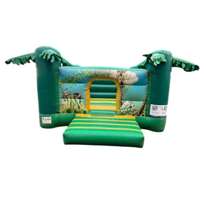 Groen jungle springkussen met palmbomen en dierenillustraties, ideaal voor verhuur op kinderfeestjes en thema-evenementen.