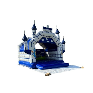 Blauw-wit springkussen in de vorm van een kasteel, ideaal om te huren voor kinderfeestjes, evenementen of buurtfeesten.