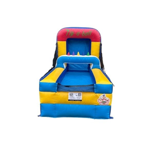 Opblaasbaar zweefbalspel met felblauwe en gele kleuren, gezien van voren, met kegels waar de ballen boven zweven tijdens het spel.