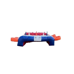 Opblaasbaar zweefbal spel in rood, blauw en wit met meerdere luchtkegels, gezien van voren.