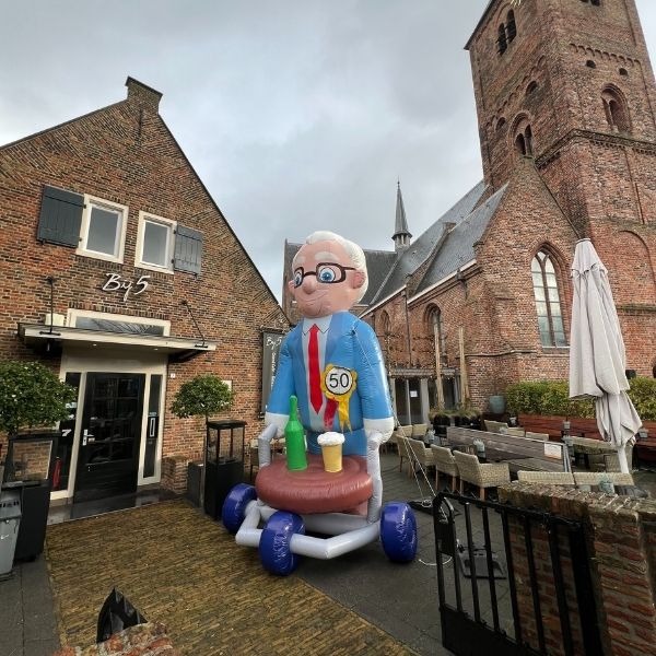 Vrijstaande Abraham opblaaspop met 50 jaar embleem, ideaal voor verjaardagsvieringen en te huur bij Move For Fun.