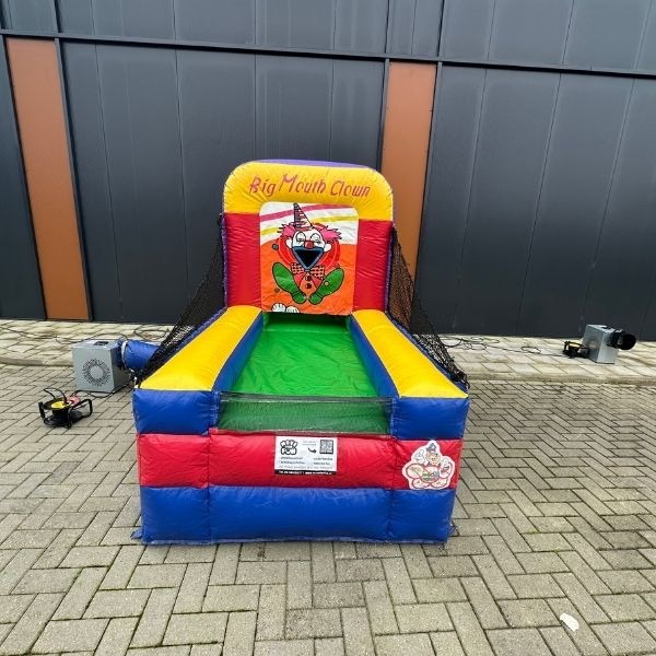 Opblaasbaar clown ballen gooi spel met felgekleurde banen en grote clownskop aan de achterwand.