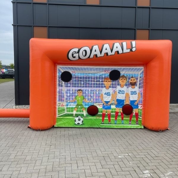 Gaten Goal Schieten Vooraanzicht Opblaasbaar gaten goal schieten spel in oranje kleur met doelgaten, geschikt voor sportieve evenementen en voetbalactiviteiten.