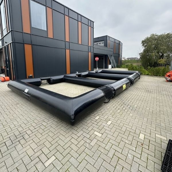 Opblaasbaar zwart Pannaveld 3-in-1 voor voetbalspellen, geschikt voor sportdagen en evenementen.