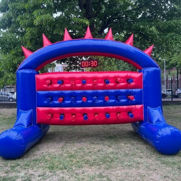 Reactiewand springkussen Opblaasbare blauw-rode reactiewand met lichtknoppen en timer, gebruikt als actief spel voor evenementen.