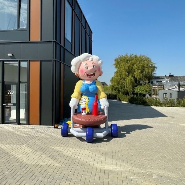 Sarah opblaaspop 50 jaar – vooraanzicht Opblaasbare Sarah pop van 50 jaar met dienblad en accessoires, vooraanzicht tegen witte achtergrond.