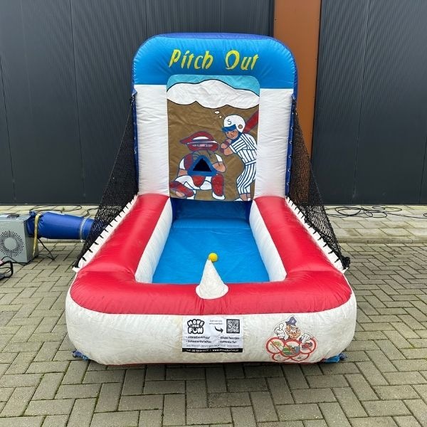 Opblaasbaar slagbal spel met rode, blauwe en witte kleuren, gezien van voren.