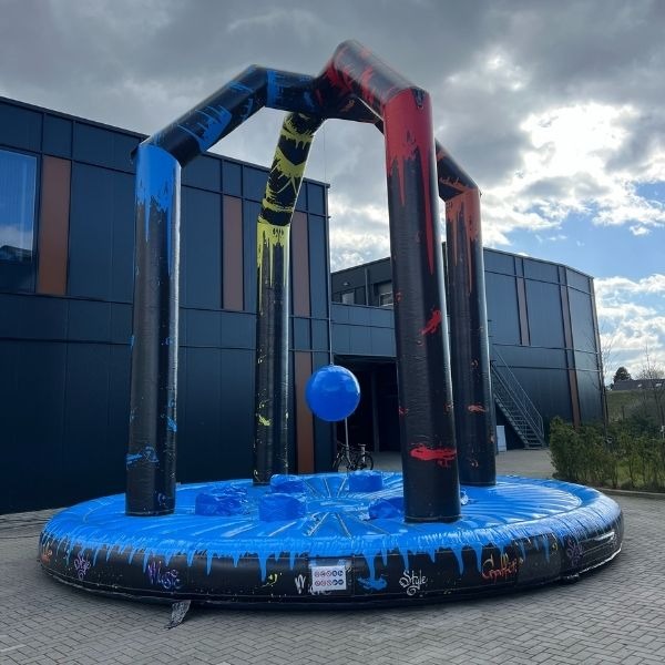 Slingerbal spel – Slingerbal – Move For Fun Verhuur Grote ronde slingerbal attractie met vier pilaren, te huur bij Move For Fun.