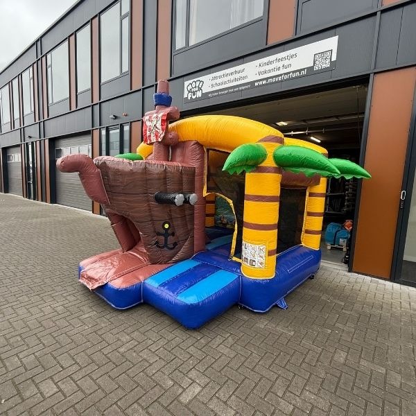Multiplay Mini Piraat springkussen met glijbaan huren bij Move For Fun; kleurrijk piratenthema voor kinderfeestjes en evenementen.