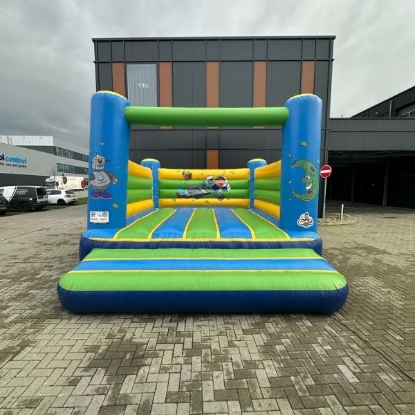 Blauw-groen ruimtevaart springkussen met astronaut en maan-illustraties, ideaal voor verhuur op kinderfeestjes en buitenevenementen.